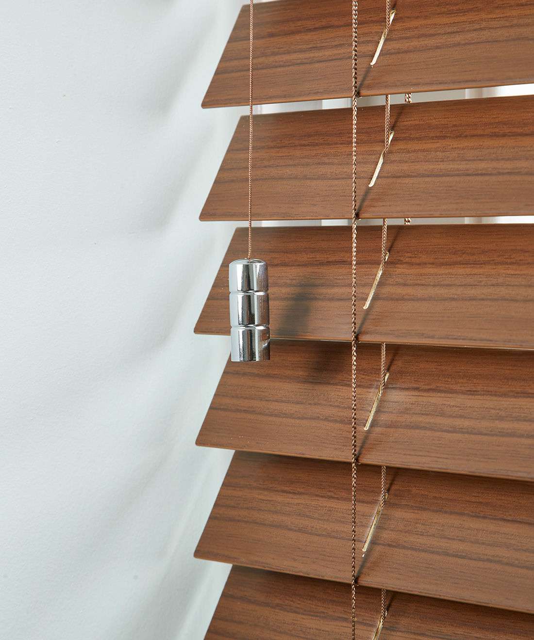 Made-to-measure wooden blinds